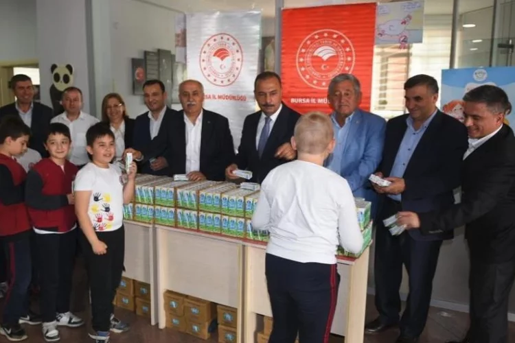 Yenişehir'de öğrencilere süt ikram edildi