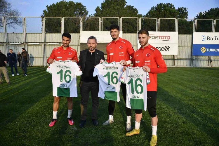 Altay Bayındır, İsmail Yüksek ve Mehmet Zeki Çelik’e Bursaspor forması hediye edildi