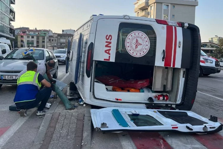 Ambulansın yaptığı kazada 3 kişi yaralandı