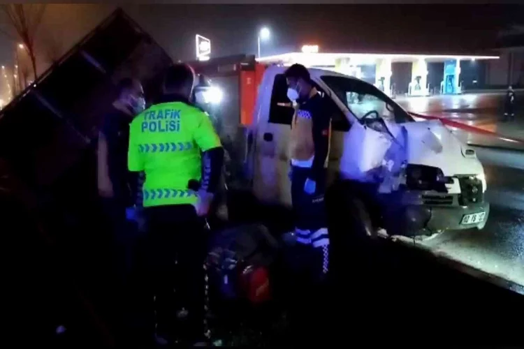 Aydınlatma direğine çarpan kamyonetin sürücüsü camdan fırlayarak hayatını kaybetti