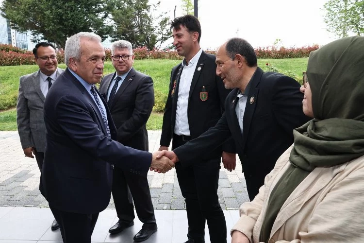 Başkan Özdemir şehit yakınlarını ve gazileri ziyaret etti