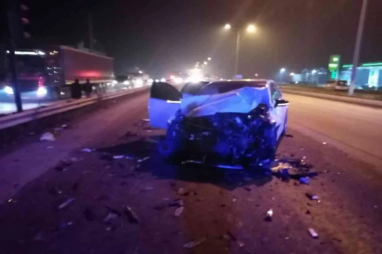 Bursa’da araç kırmızı ışıkta bekleyen otomobile çarptı: 6 yaralı