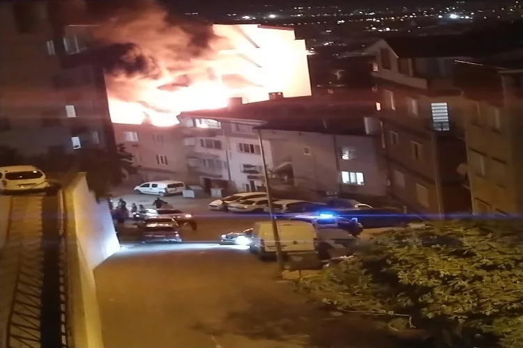 Bursa’da binanın çatısı alev alev yandı