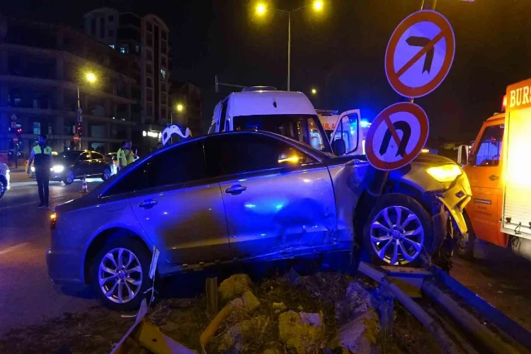 Bursa’da işçi servisi ile otomobil kafa kafaya çarpıştı: 6 yaralı