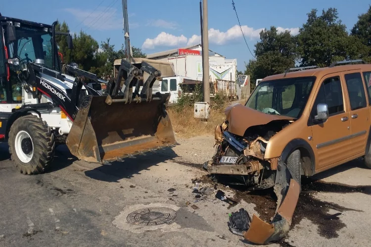 Bursa’da kepçe ile hafif ticari araç çarpıştı: 1 yaralı