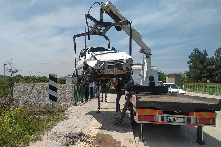 Bursa’da kontrolden çıkan otomobil köprüden uçtu: 2 yaralı