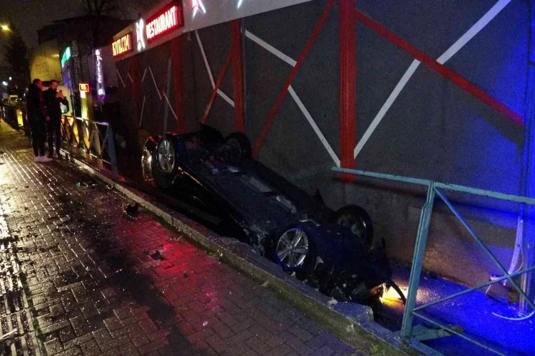 Bursa’da kontrolden çıkan otomobil yan yolu uçtu: 1 ölü, 1 yaralı