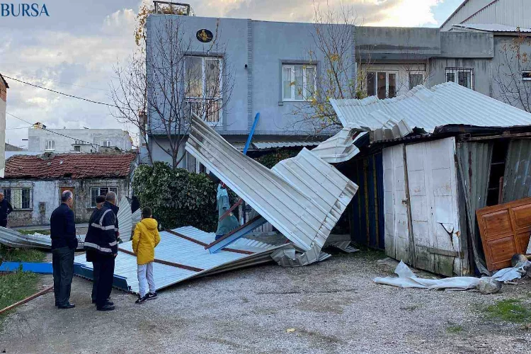 Bursa’da lodos çatıları uçurdu, evler ve arabalar zarar gördü