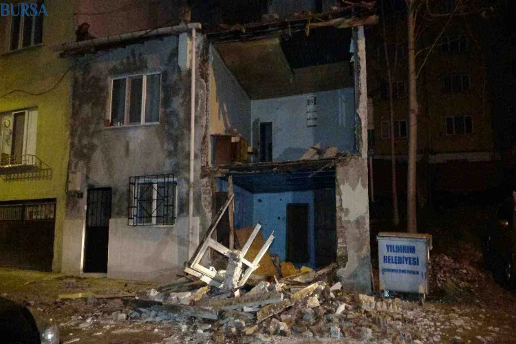 Bursa’da lodos hayatı felç etti: Binanın duvarı yıkıldı, ağaçlar yolları kapattı