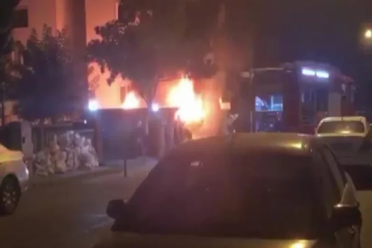 Bursa’da minibüs alev alev yandı