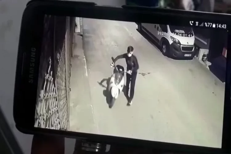 Bursa’da saniyeler içerisindeki motosiklet hırsızlığı kameralara yansıdı
