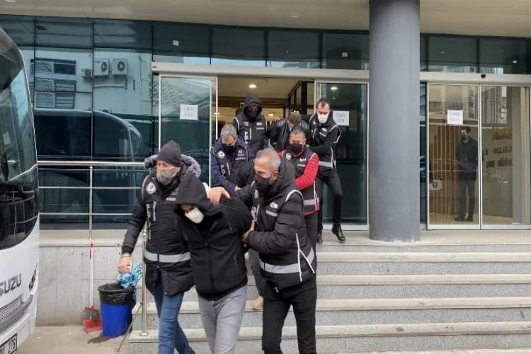 Bursa’da suç örgütüne yapılan şafak baskınında gözaltına alınan 11 kişi adliyeye sevk edildi