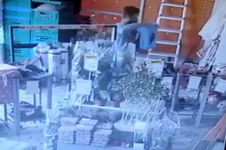 Bursa’da süpermarket hırsızları kameralara yakalandı