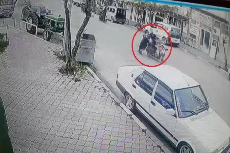 Bursa’da yolun karşısına geçmek isteyen kadına motosiklet böyle çarptı