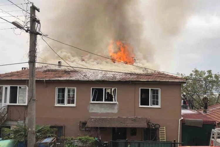 Evin çatısı alev alev yandı, dumandan 2 kişi etkilendi