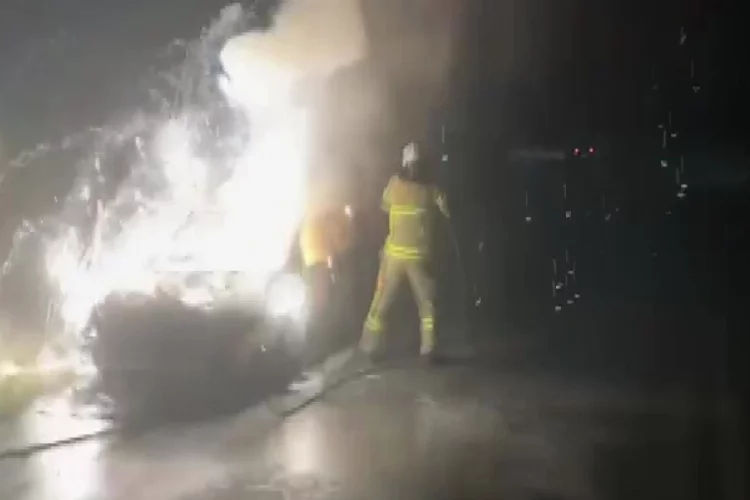İznik’te otomobil alev alev yandı