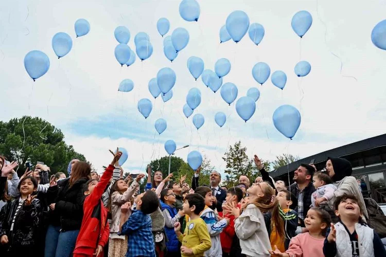 Mavi balonlar Filistinli çocuklar için gökyüzüne bırakıldı