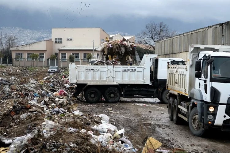 Osmangazi’de 20 kamyon çöp ve moloz toplandı