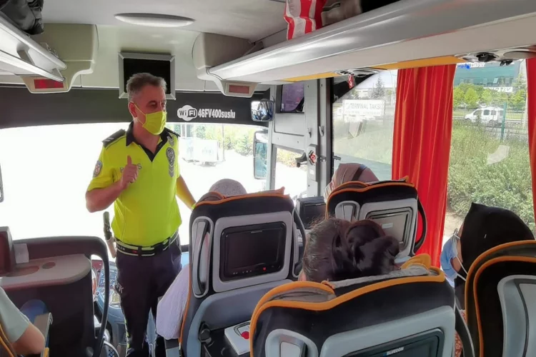 Otobüs denetimi yapan polisten yolculara can kurtaran uyarı