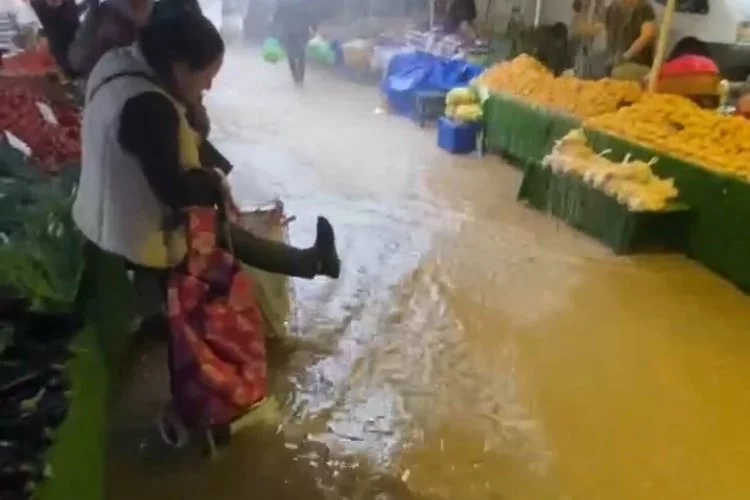 Sağanak yağışta pazarı sel götürdü