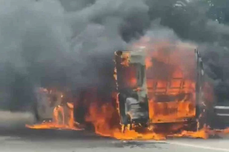 Servis minibüsü alev alev yandı