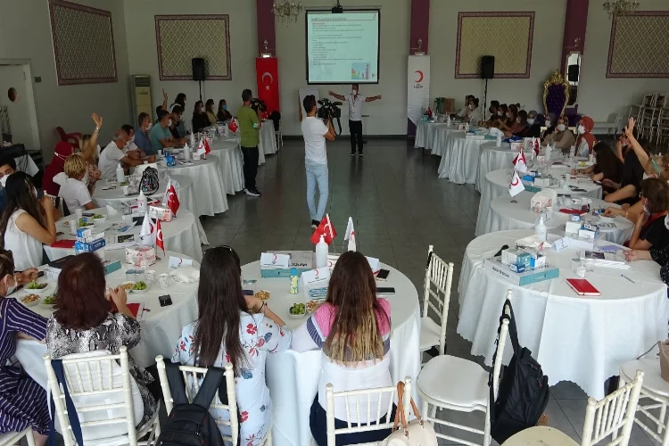 Türk Kızılay Bursa’dan iş garantili eğitime destek