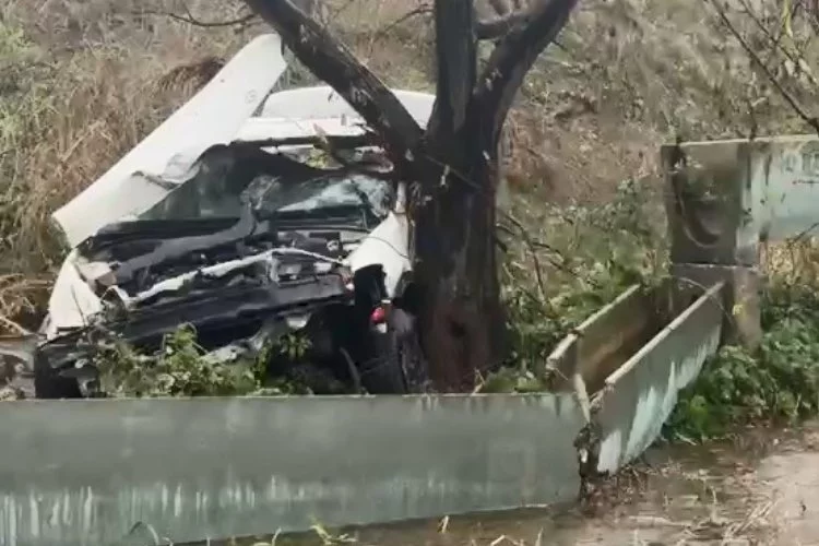 Yağmurda kayıp kontrolden çıkan otomobilin şoförü hayatını kaybetti